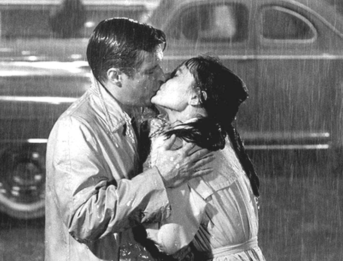 Beso bajo la lluvia entre Audrey Hepburn y George Peppard en Breakfast at Tiffany's
